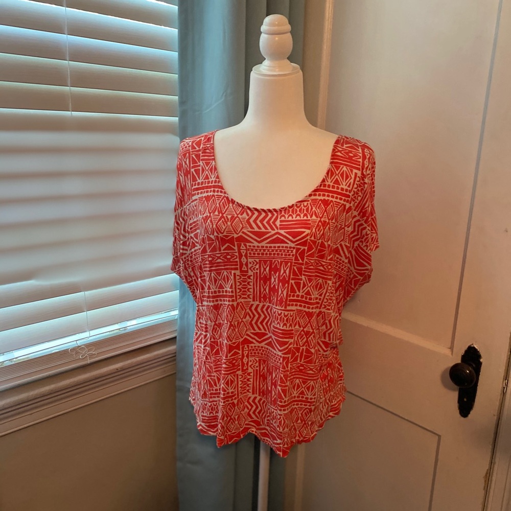 Coral geometric tee
